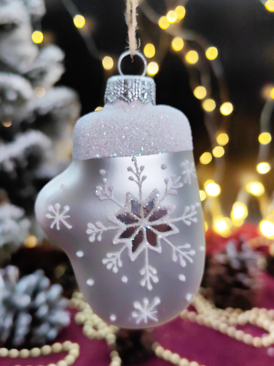 Елочная игрушка Варежка белый 8 см, стекло // варежка WHITE Елочная игрушка Варежка белый 8 см, стекло // варежка WHITE