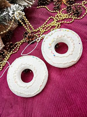 Елочная игрушка Пончик с посыпкой белый 11 см 32-26